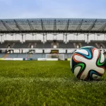 Futbola bumba un stadions fonā